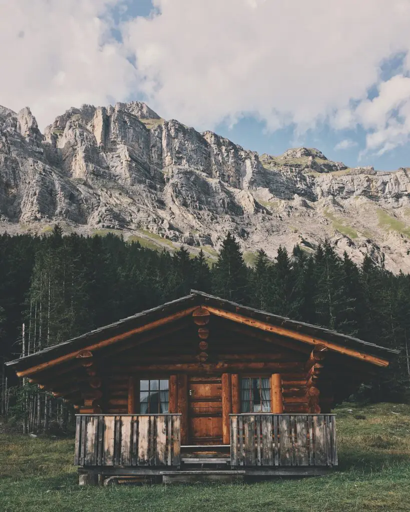 eulauretta-44Xot_6mFHY-unsplash-819x1024-1 Top 7 Examples of Living Off Grid