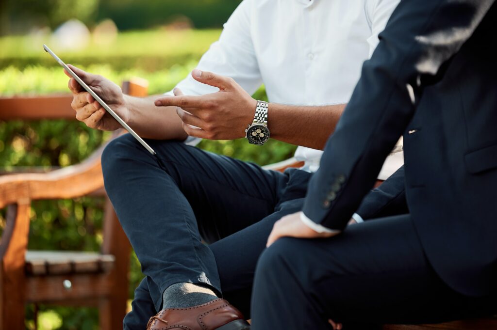 mediensturmer-aWf7mjwwJJo-unsplash-1024x681 two businessmen having a meeting in the park
