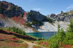 lake in the middle of mountains